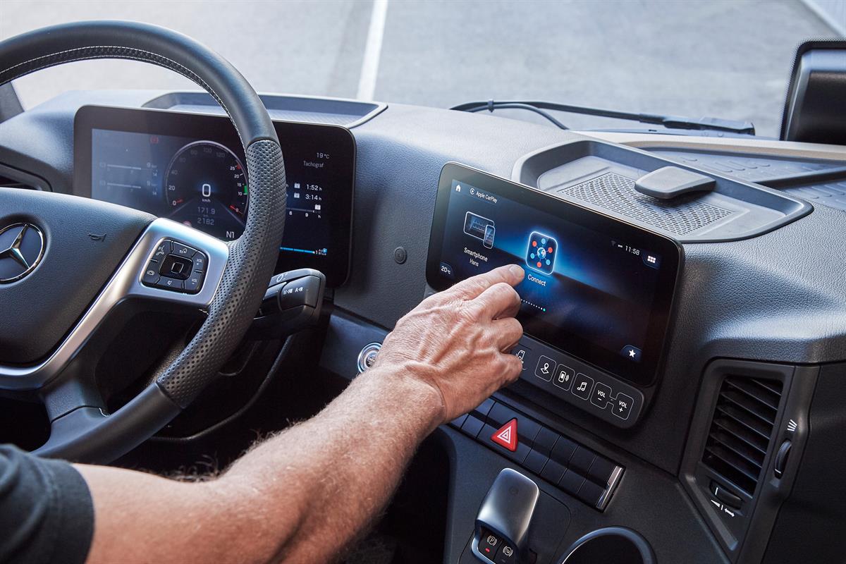 Multimedia Cockpit interactive im neuen Actros