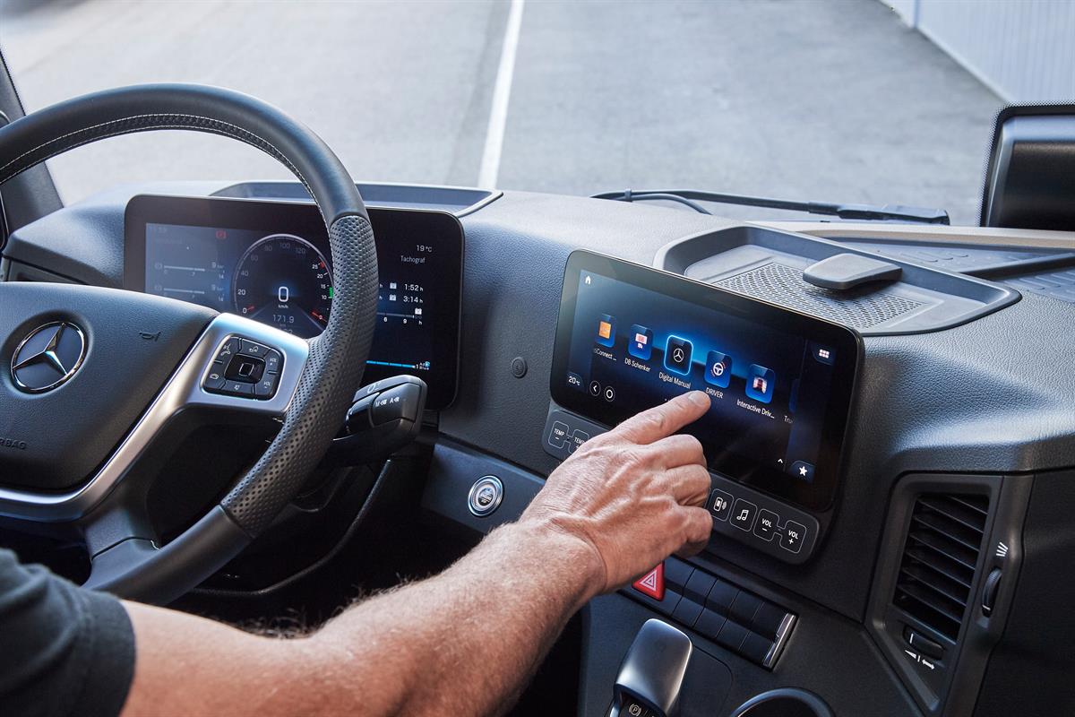Multimedia Cockpit interactive im neuen Actros