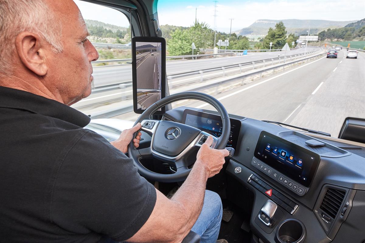 Multimedia Cockpit interactive im neuen Actros