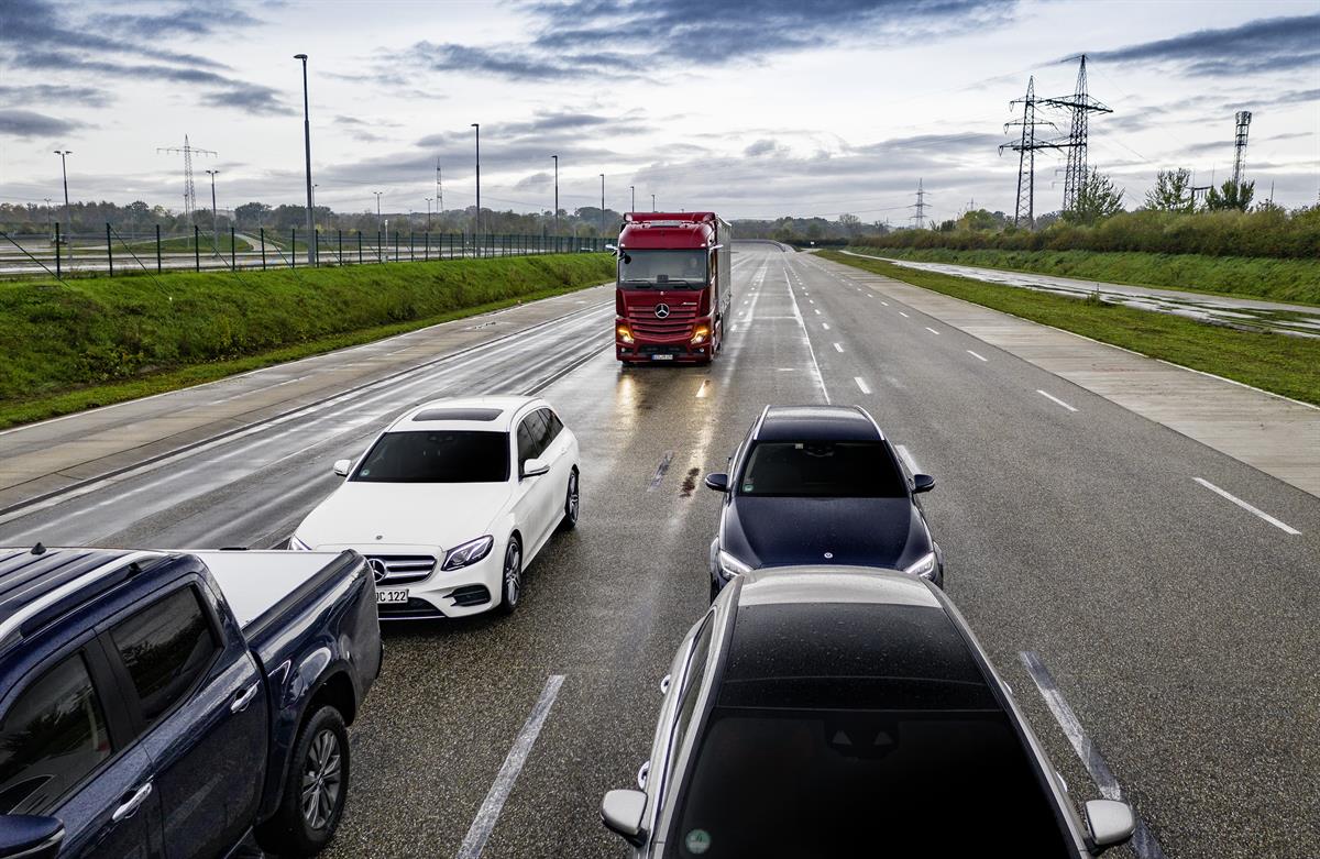 Mercedes-Benz Trucks - Mehr Sicherheit im Lkw