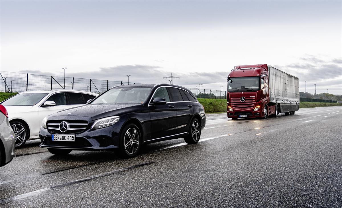 Mercedes-Benz Trucks - Mehr Sicherheit im Lkw