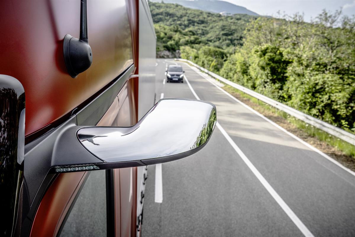 Neuer Mercedes-Benz Actros mit MirrorCam 