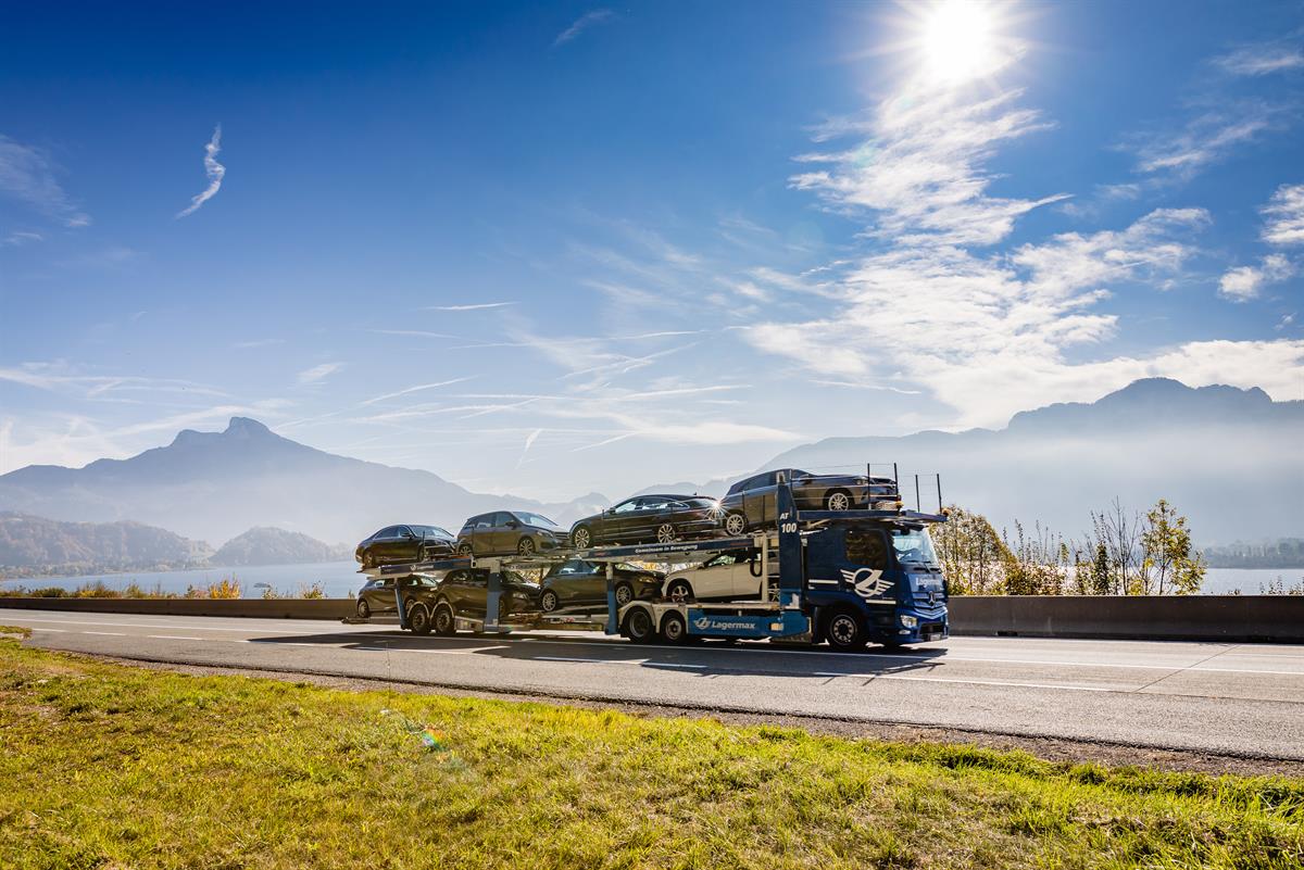 Der neue Actros ist nun erstmals als offener Autotransporter für den österreichischen Logistikdienstleister Lagermax unterwegs.