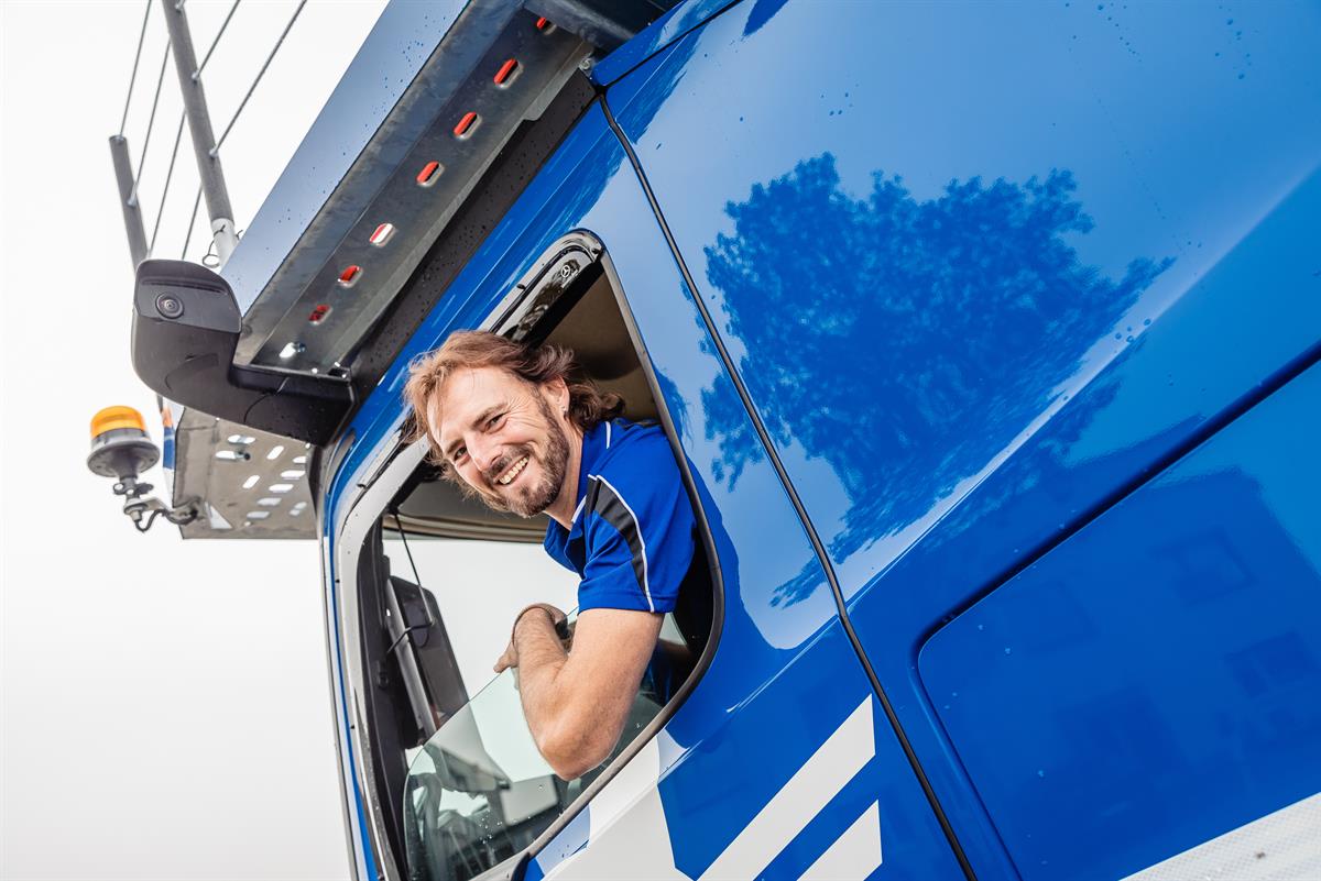 Christian Lippeck fährt den neuen Actros bei dem Logistikdienstleister Lagermax. 