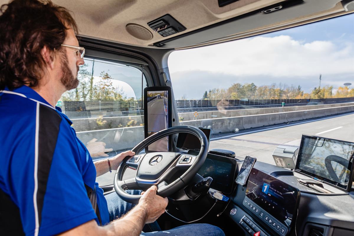 Die Fahrer bei Lagermax schätzen am neuen Actros besonders das Multimedia-Cockpit und die MirrorCam. Im Bild: Fahrer Christian Lippeck.