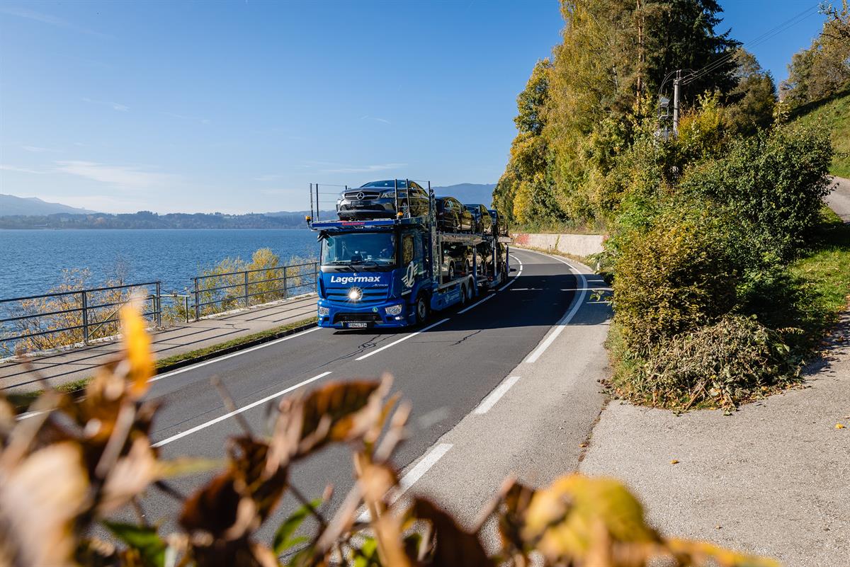 Der neue Actros ist nun erstmals als offener Autotransporter für den österreichischen Logistikdienstleister Lagermax unterwegs.