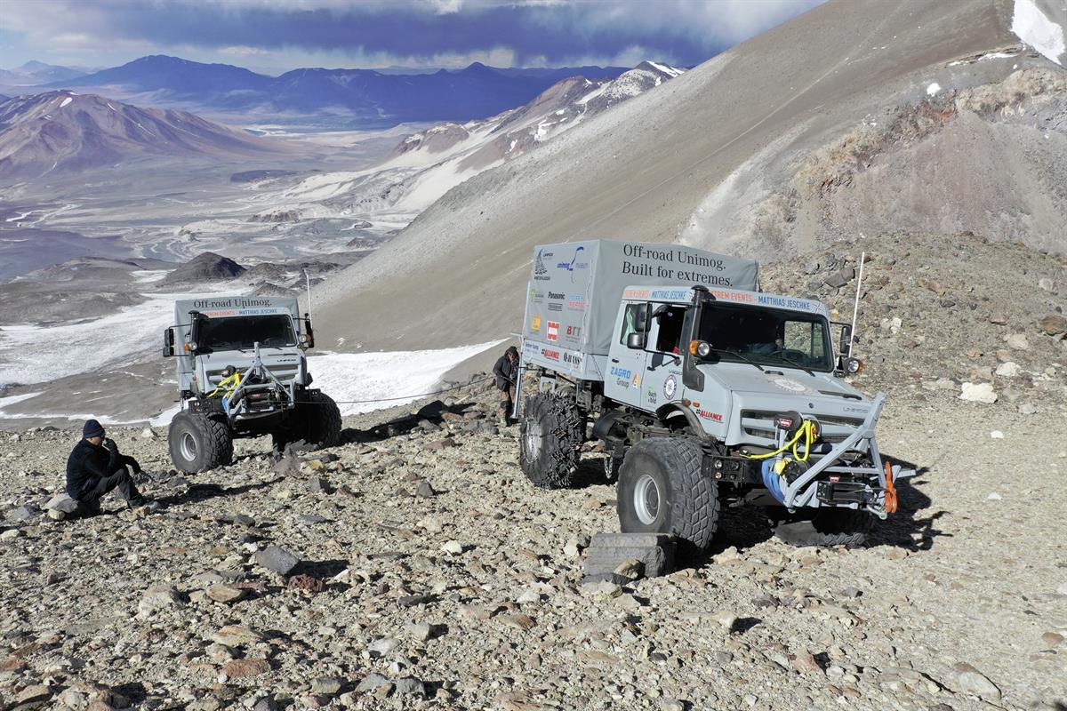 Hochgeländegängige Unimog U 5023 unterstützen Expeditionsteam in Chile und gewinnen gleichzeitig Höhenweltrekord mit 6.694 Metern.