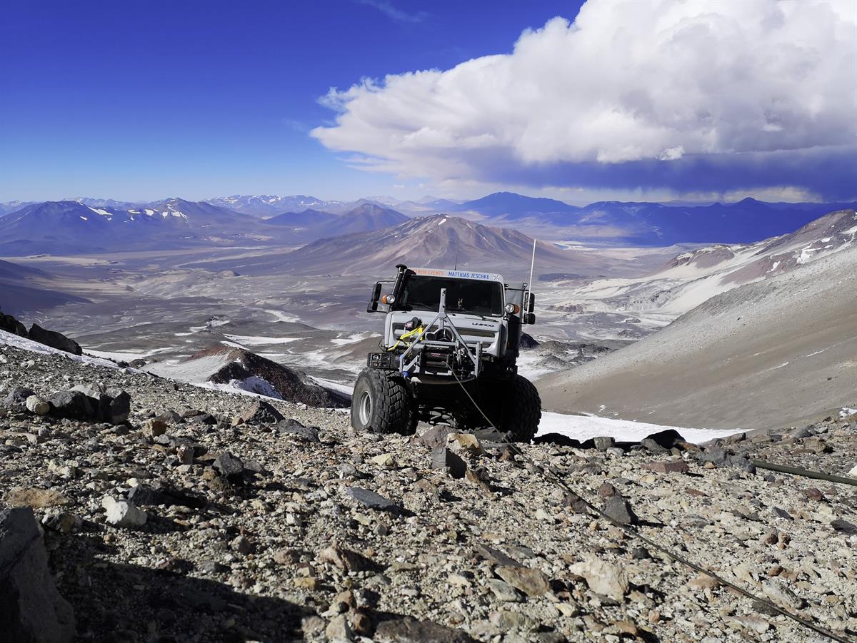 Hochgeländegängige Unimog U 5023 unterstützen Expeditionsteam in Chile und gewinnen gleichzeitig Höhenweltrekord mit 6.694 Metern.