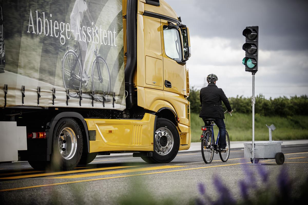 Der Mercedes-Benz Actros mit Abbiege-Assistent