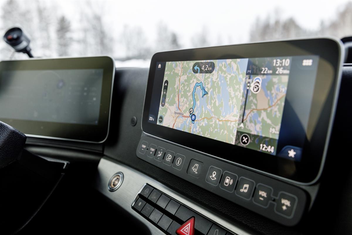  Das neue Multimedia-Cockpit mit zwei Digitalbildschirmen im Actros bei Vähälä Logistics in Finnland.