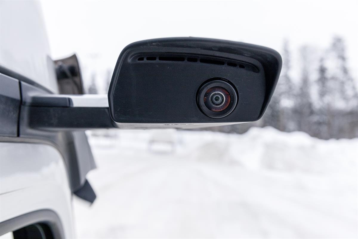 Klare Sicht durch die lichtstarken Kameras und geringe Verschmutzung der MirrorCam im neuen Actros.