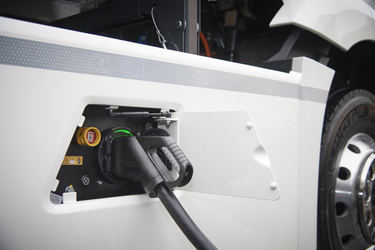 Der eActros beim Laden der Batterien