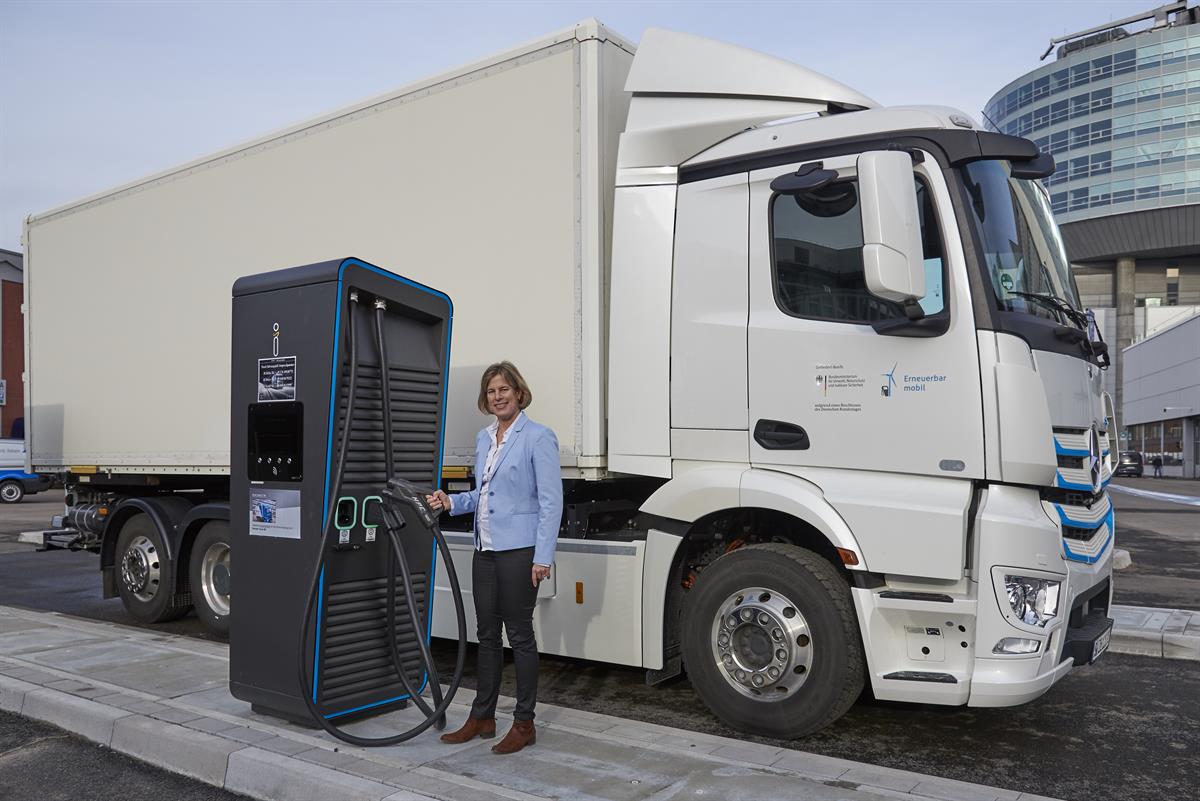 Gesa Reimelt, Leiterin der E-Mobility Group Daimler Trucks & Buses vor einem eActros