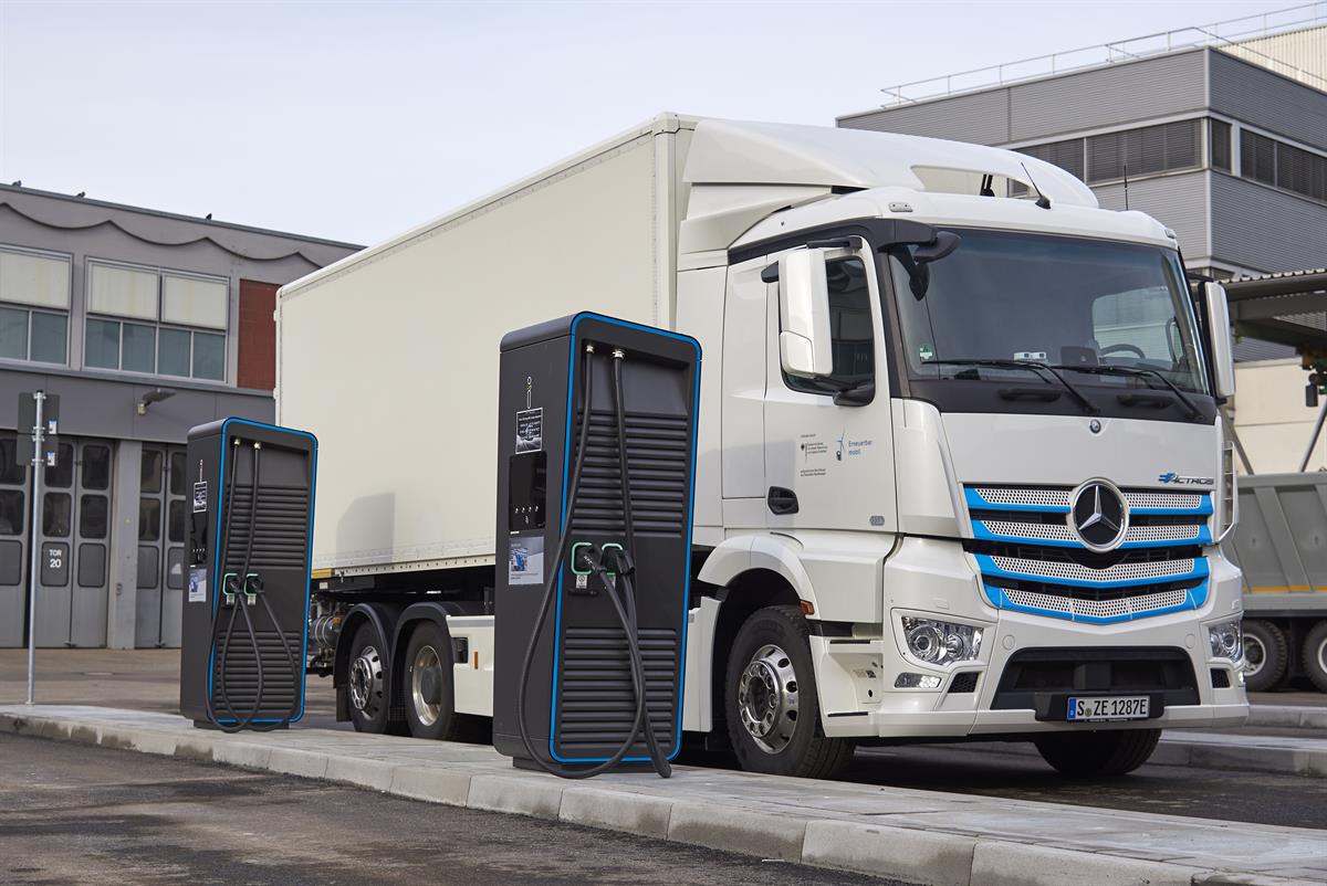 Daimler eröffnet neuen Ladepark für elektrische Nutzfahrzeuge am Standort Untertürkheim.