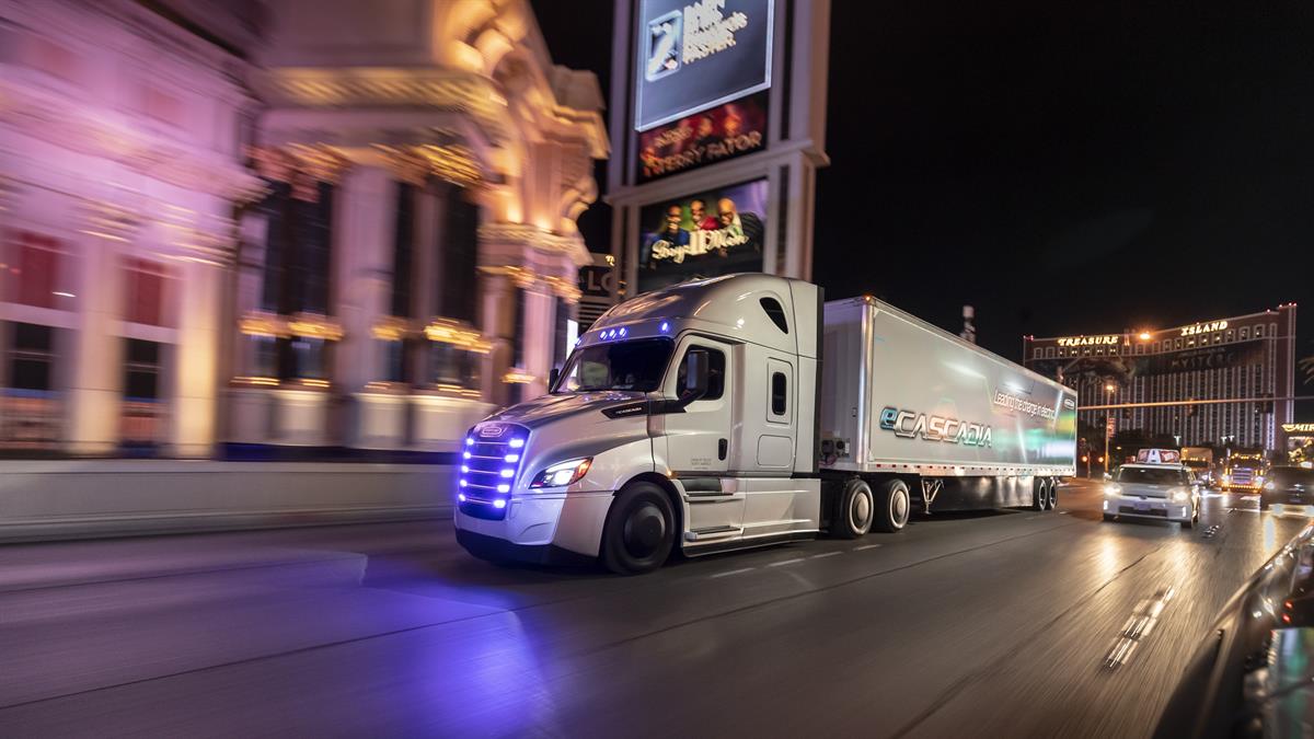 In den USA absolvieren derzeit der mittelschwere Freightliner eM2 und der schwere Freightliner eCascadia ebenfalls intensive Praxistests bei Kunden.