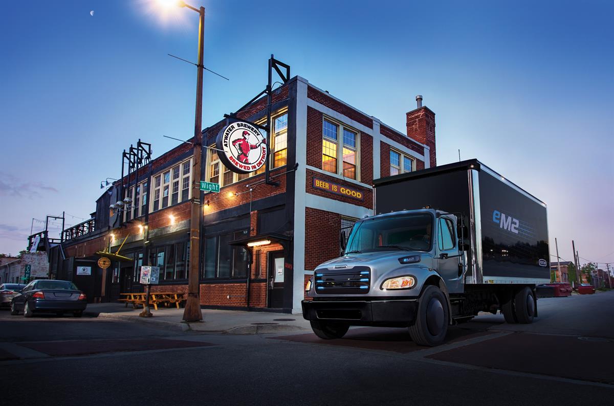 In den USA absolvieren derzeit der mittelschwere Freightliner eM2 und der schwere Freightliner eCascadia ebenfalls intensive Praxistests bei Kunden.