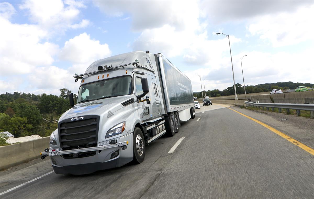 Daimler Trucks und sein Tochterunternehmen Torc Robotics haben mit der Entwicklung und Erprobung hochautomatisierter Lkw (SAE Level 4) auf definierten Strecken im öffentlichen Verkehr begonnen.