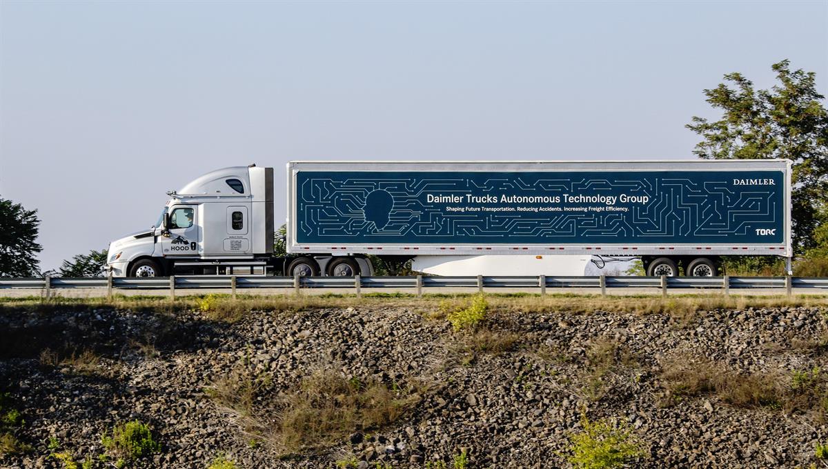 Daimler Trucks und sein Tochterunternehmen Torc Robotics haben mit der Entwicklung und Erprobung hochautomatisierter Lkw (SAE Level 4) auf definierten Strecken im öffentlichen Verkehr begonnen.