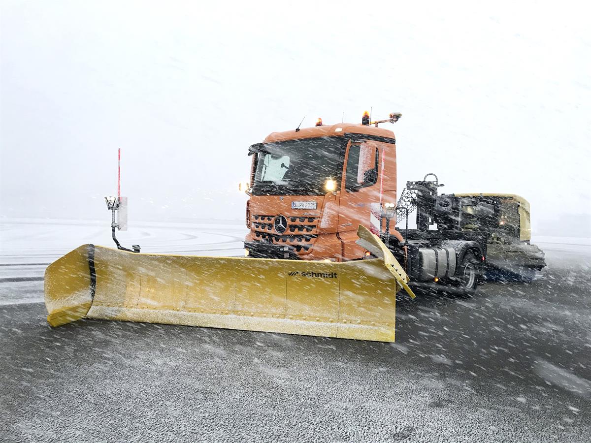 Ein selbstfahrender Mercedes-Benz Arocs im Einsatz bei der automatisierten Schneeräumung in Immendingen.