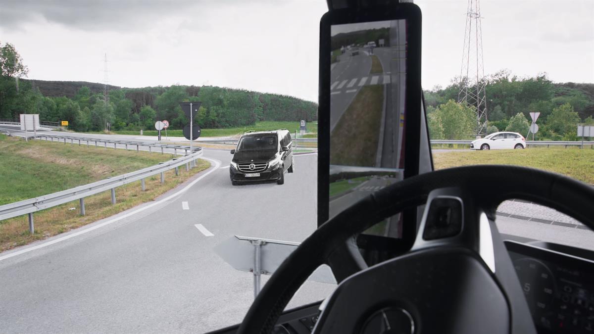 Der neue Mercedes-Benz Actros mit MirrorCam. Durch den Wegfall der klassische Spiegel freie Sicht durch die Seitenscheibe. 