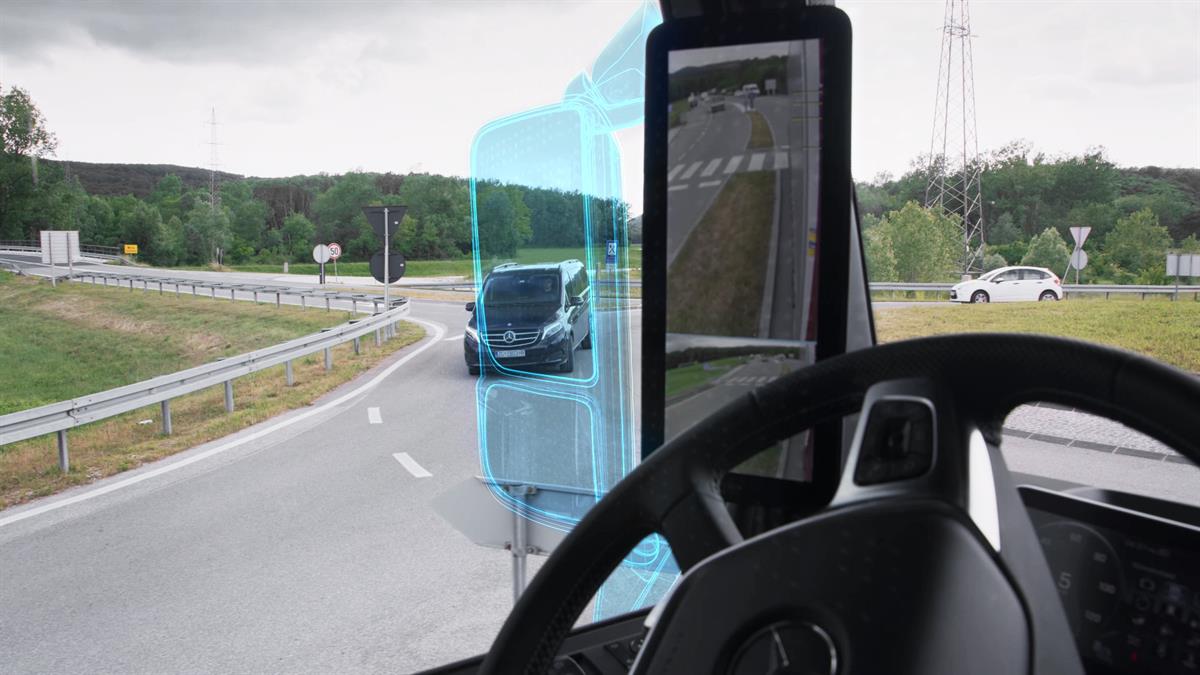 Der neue Mercedes-Benz Actros mit MirrorCam. Durch den Wegfall der klassische Spiegel freie Sicht du rch die Seitenscheibe. Der markierte Bereich verdeutlicht den Sichtgewinn.