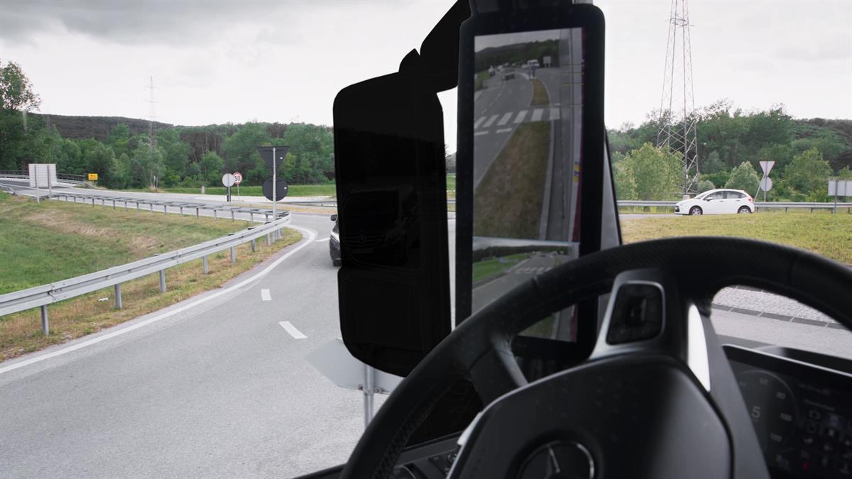 Der neue Mercedes-Benz Actros mit MirrorCam. Durch den Wegfall der klassische Spiegel freie Sicht durch die Seitenscheibe. Der Van würde hinter dem klassischen Spiegel kaum sichtbar sein.