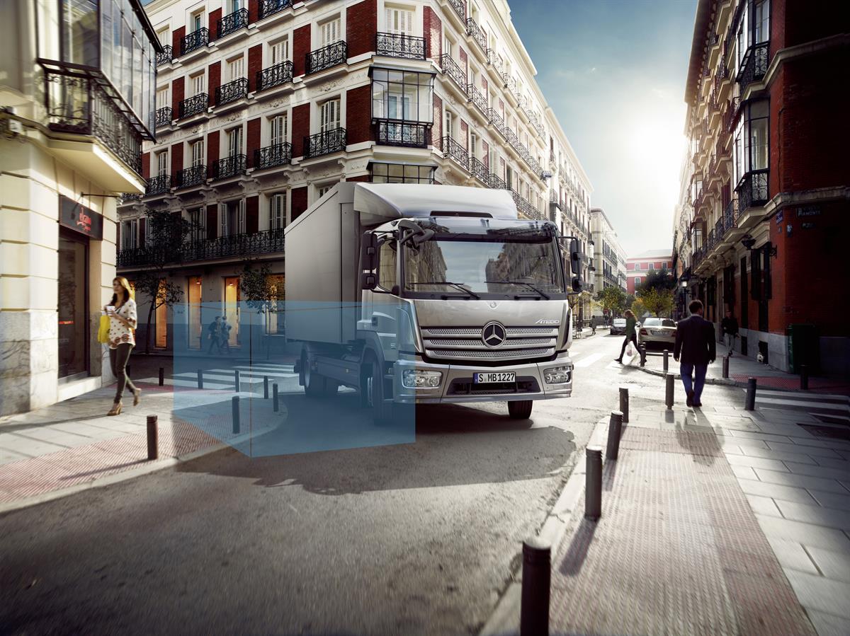 Mercedes-Benz bietet Abbiege-Assistenzsysteme zum Nachrüsten für Mercedes-Benz Lkw