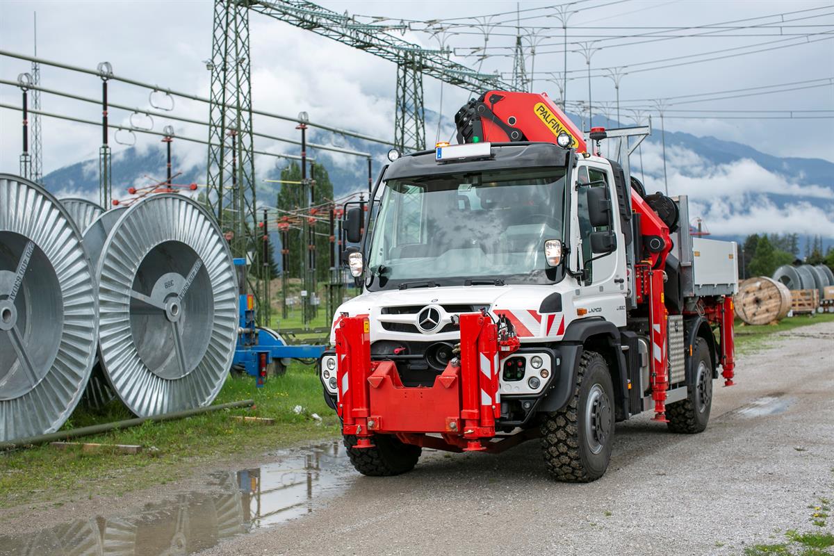 Unimog U530 von Austrian Power Grid mit Palfinger Kran