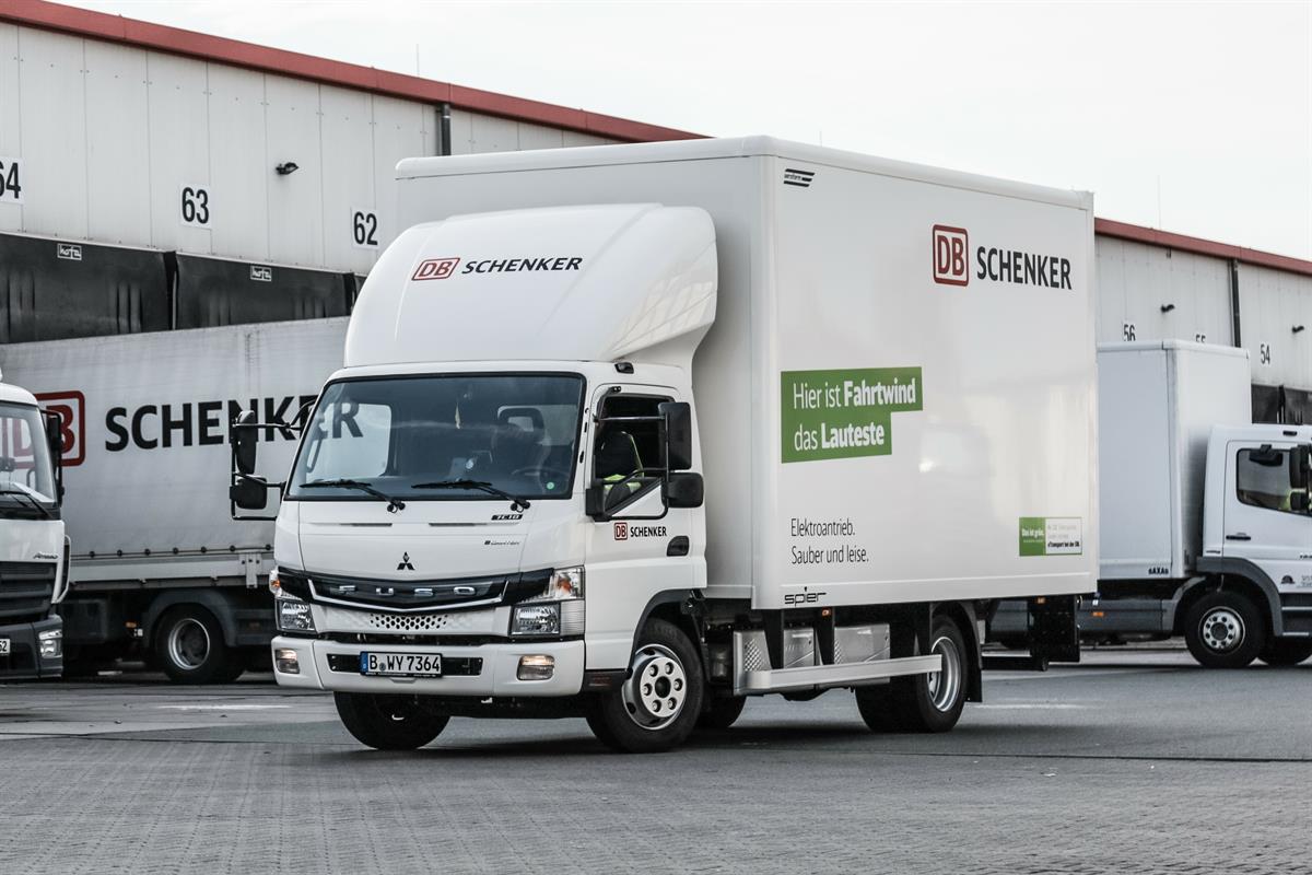 Grüne Lieferketten für Europa: DB Schenker erweitert Elektro-Flotte um 36 neue FUSO eCanter