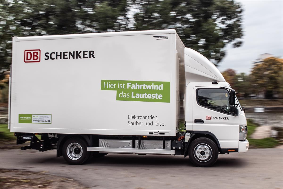 Grüne Lieferketten für Europa: DB Schenker erweitert Elektro-Flotte um 36 neue FUSO eCanter