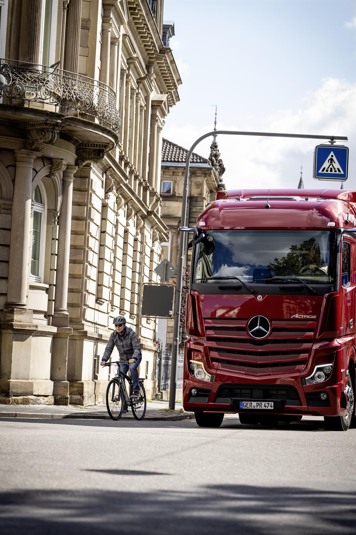 Rekordnachfrage nach Abbiege-Assistent von Mercedes-Benz Lkw 