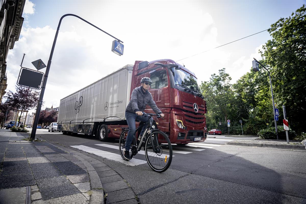 Rekordnachfrage nach Abbiege-Assistent von Mercedes-Benz Lkw 