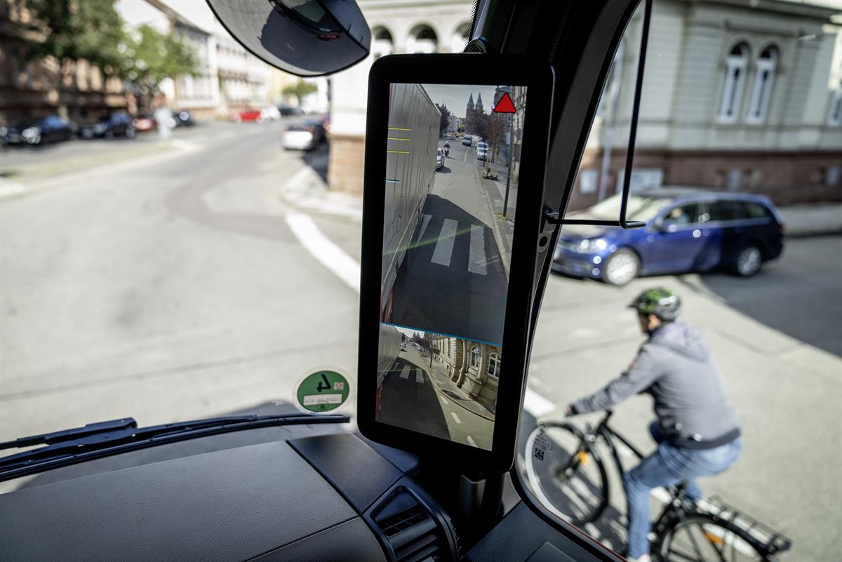 Rekordnachfrage nach Abbiege-Assistent von Mercedes-Benz Lkw 