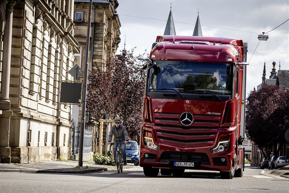 Cleveres Warnkonzept: Ab sofort können noch mehr Lkw mit einem Abbiege-Assistenten von Mercedes-Benz Trucks nachgerüstet werden 