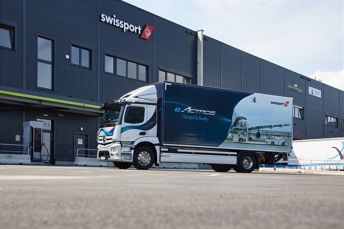 Mercedes-Benz eActros 300L im Einsatz für Swissport