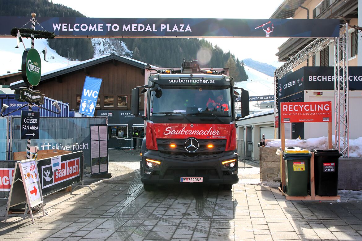 eActros mit Saubermacher auf der Ski WM