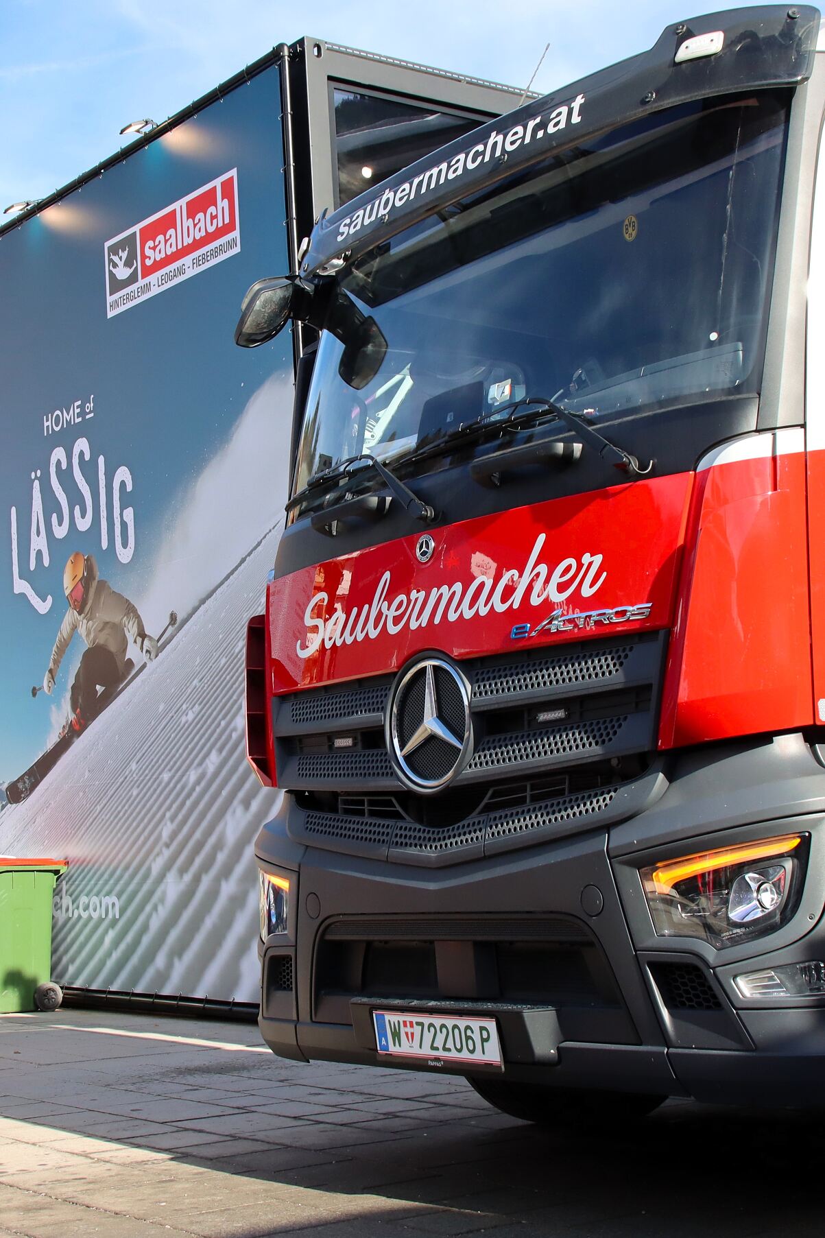 eActros mit Saubermacher auf der Ski WM