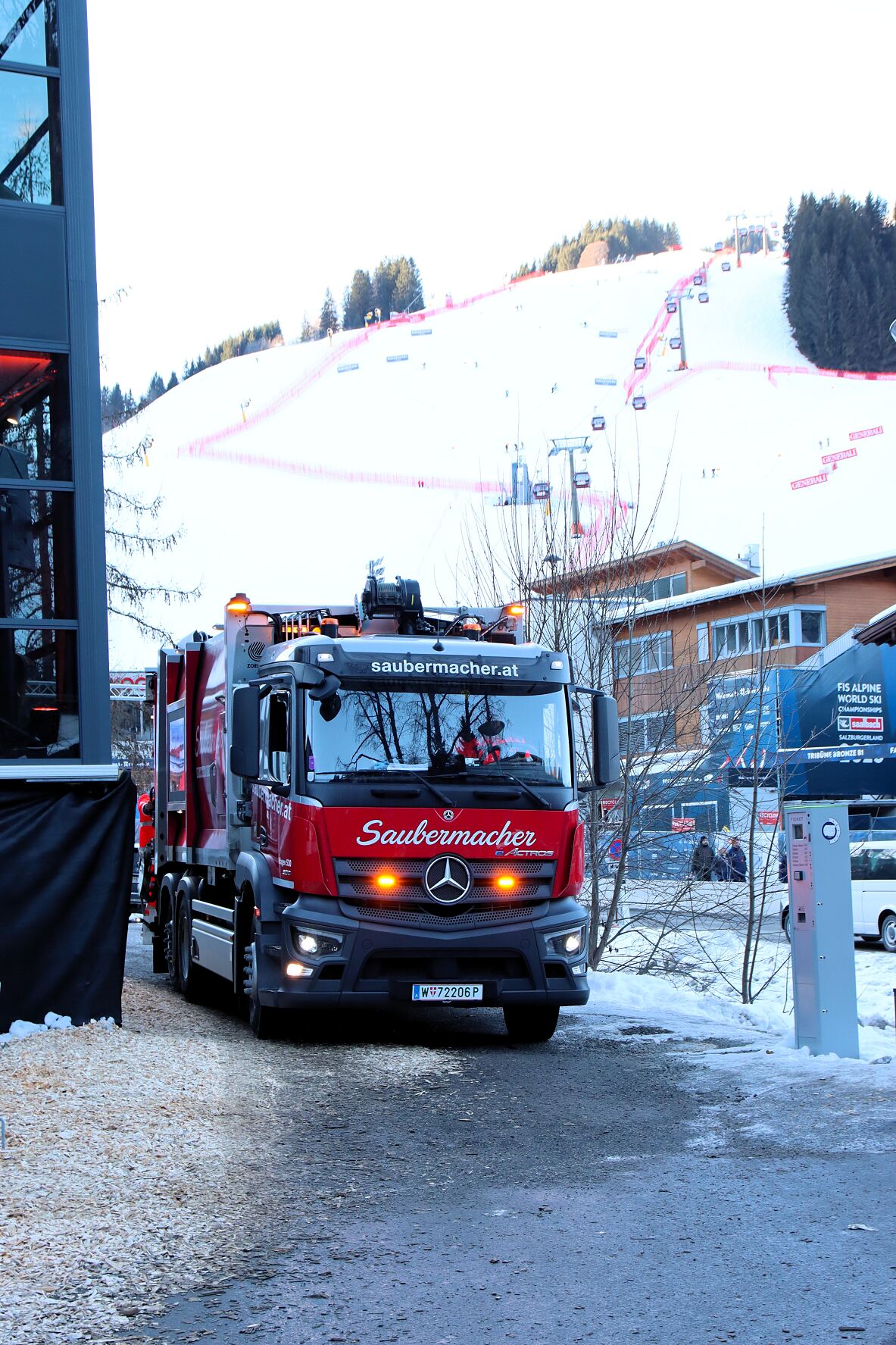 eActros mit Saubermacher auf der Ski WM