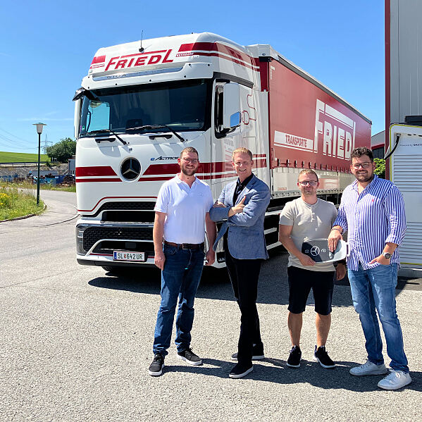 Übergabe Mercedes-Benz eActros an Friedl