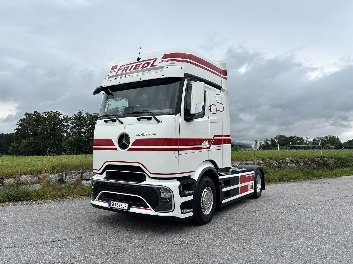 Übergabe Mercedes-Benz eActros an Friedl